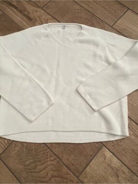 Uniqlo Classic V-Neck Size L Women's Crop Knit Sweater in White 100% Cotton